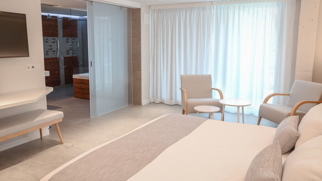 CALMA SUITE WITH HYDROMASSAGE & BALCONY SWIMMING POOL VIEW 